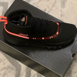 UNDER ARMOUR
CURRY 3ZERO II BLACK size 13- New